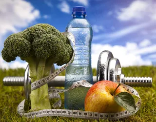 草地上的哑铃和蔬菜水果摄影图片