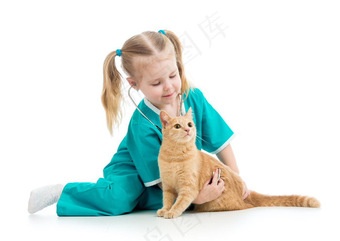 抱着猫咪的小女孩图片