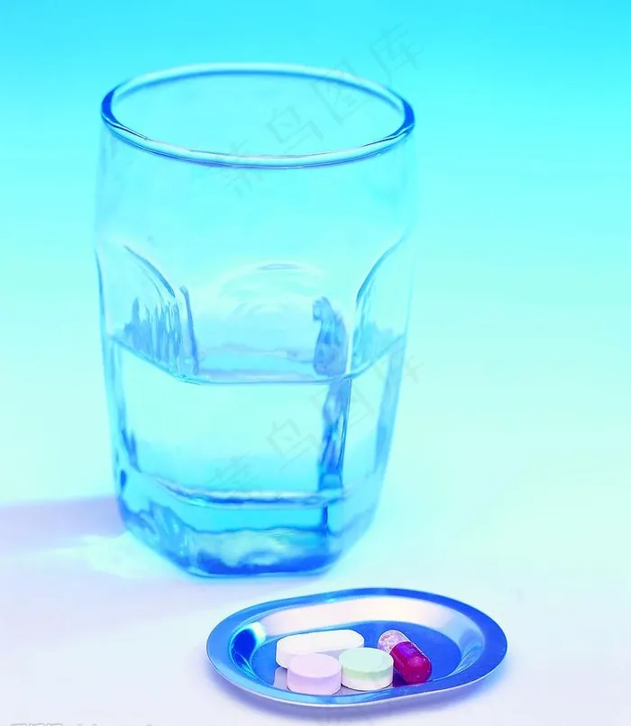 药片与杯子图片