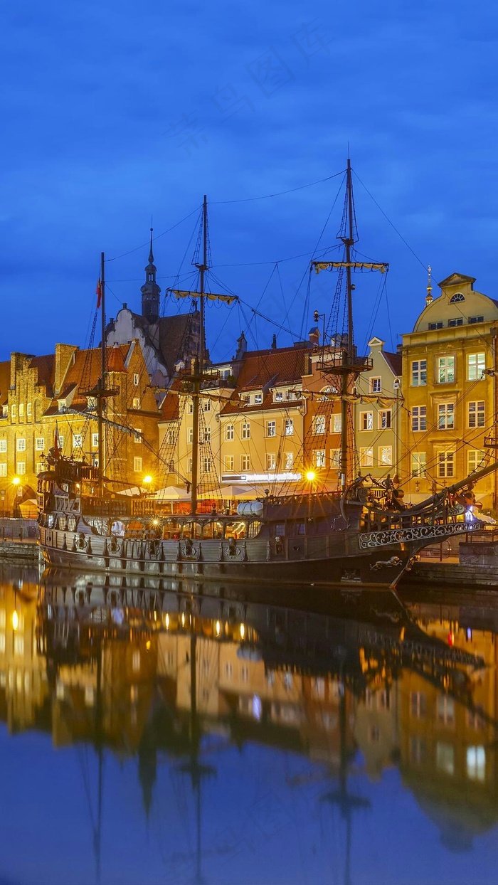 外国河道上的船高清摄影图片