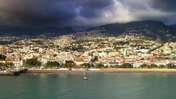 时间流逝的城市景观水对股票的录像 ...