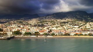 时间流逝的城市景观水对股票的录像 ...