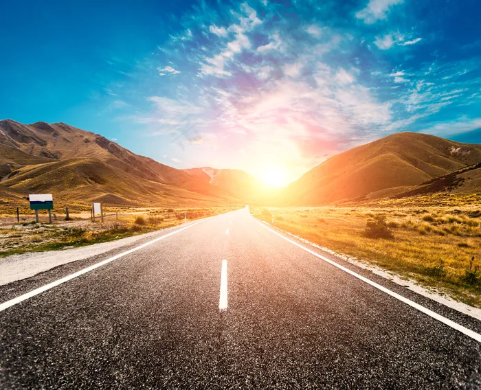 公路地平线上的太阳高清图