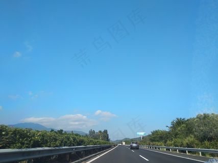 蓝天下的高速公路