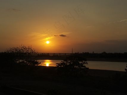 傍晚江边的落日 