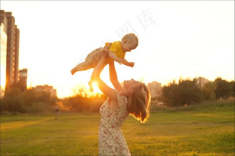 温馨幸福家庭草坪草地父子母子亲子关爱玩耍超大超高清图片