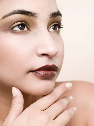 仰望的外国浓妆美女面部特写图片