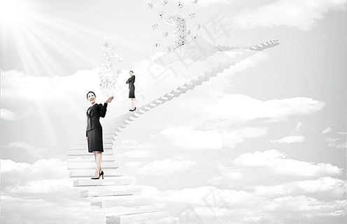 天空楼梯上的商务女士