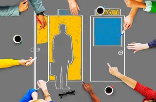 团队合作画画的人物