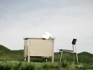 草地上的办公桌椅图片