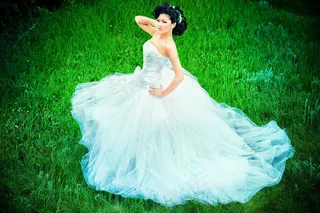 草地上的漂亮新娘图片