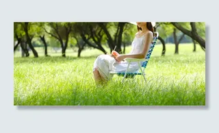 草地上的清纯美女图片