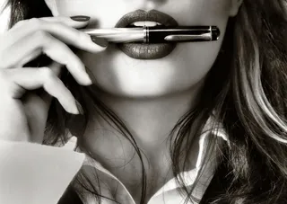 美女嘴里含着钢笔