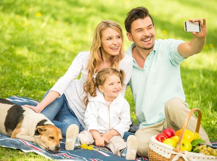 草坪上自拍的家庭人物图片