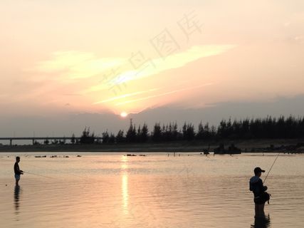 夕阳下钓鱼