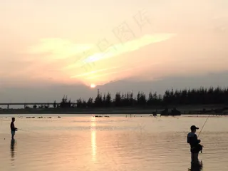 夕阳下钓鱼