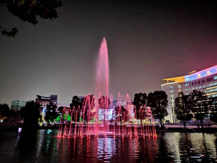 随手拍 夜景 红色喷泉