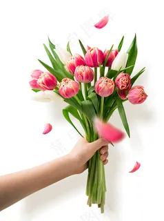 手拿一束鲜花