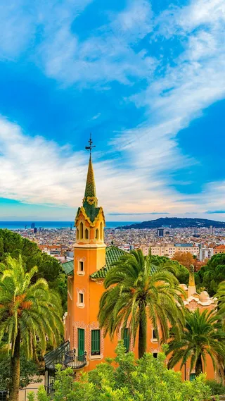 蓝天白云下的外国城市高清摄影图片