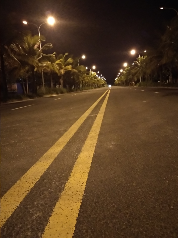 深夜马路边