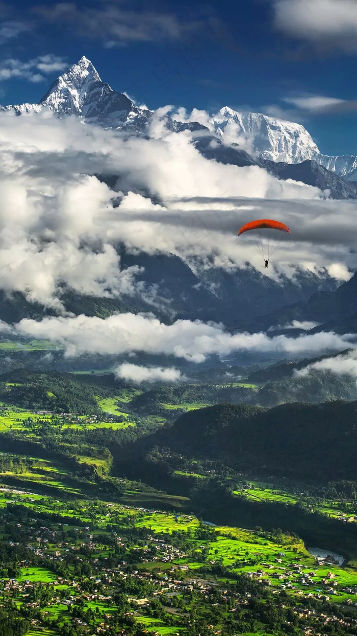 雪峰玩滑翔伞的人高清摄影图片