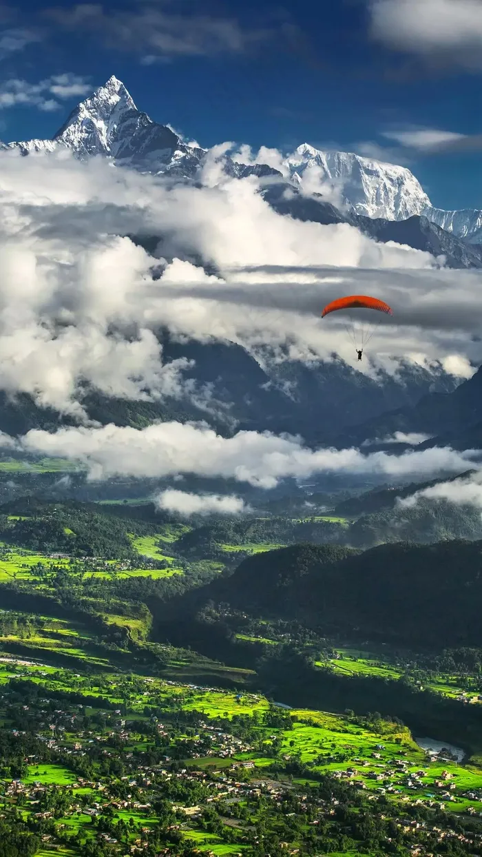 雪峰玩滑翔伞的人高清摄影图片