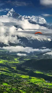 雪峰玩滑翔伞的人高清摄影图片