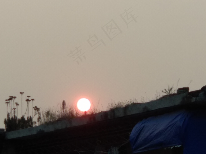 老屋顶的夕阳