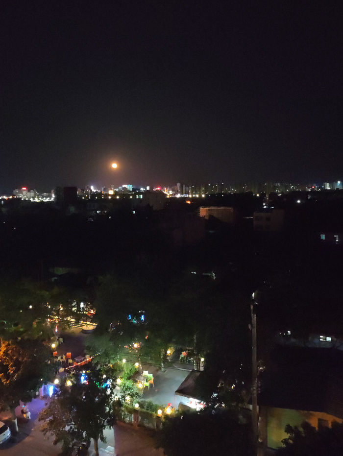 月夜下的喧嚣
