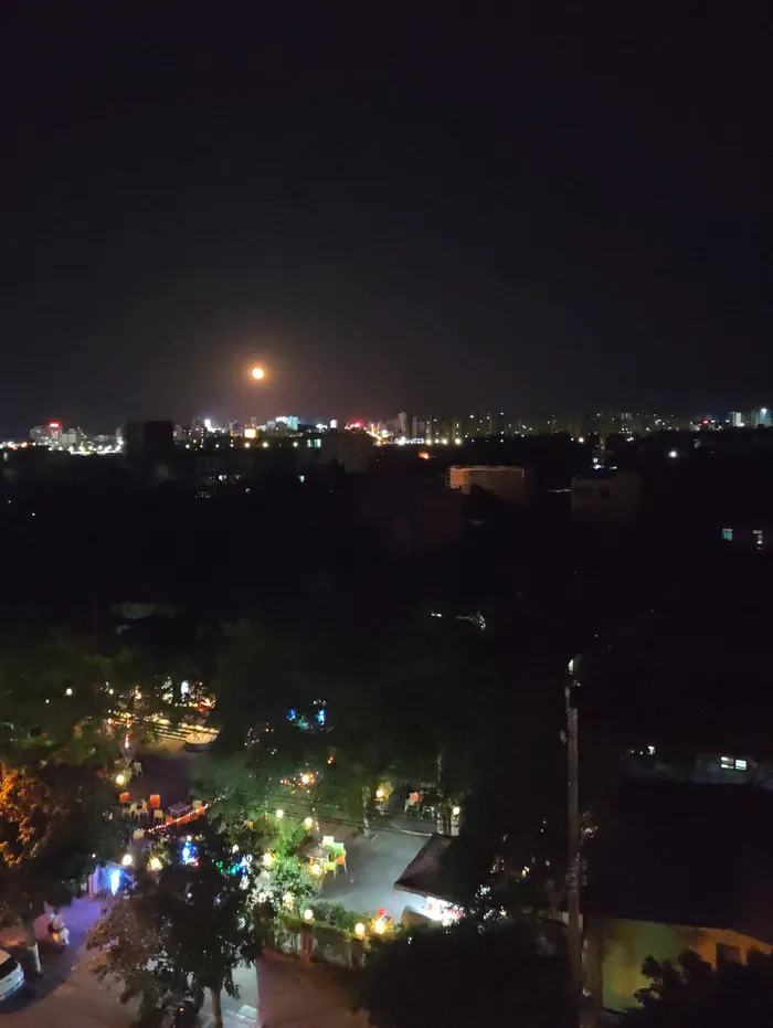 月夜下的喧嚣