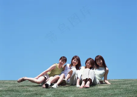 坐在草地上的女人图片