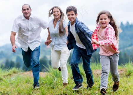草地上奔跑的外国家庭图片