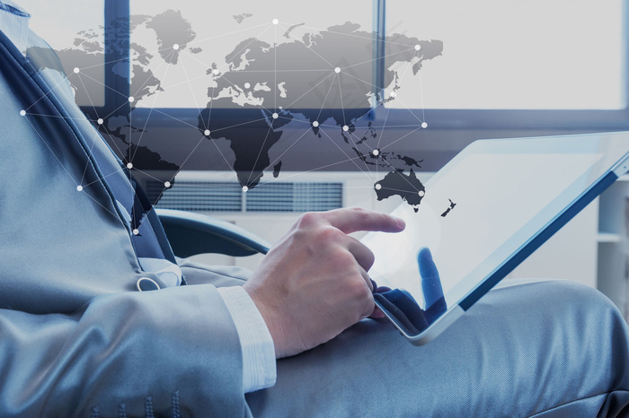 高科技互联网工作的商务男人图片