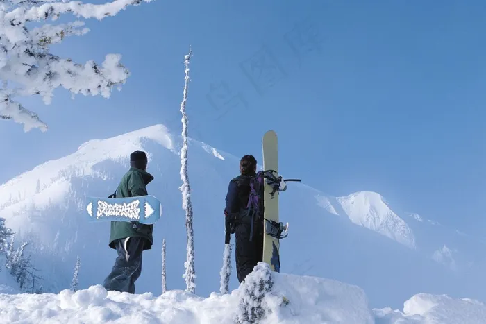 拿着滑雪板的滑雪运动员