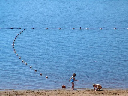 海边嬉戏大小孩图片