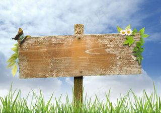 草地上的标识牌图片