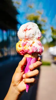 手拿着雪糕甜筒高清摄影图片 手拿着雪糕甜筒高清摄影图片
