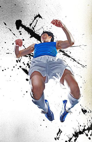 跳跃的足球运动员