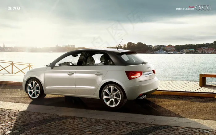 黄昏阳光下的汽车