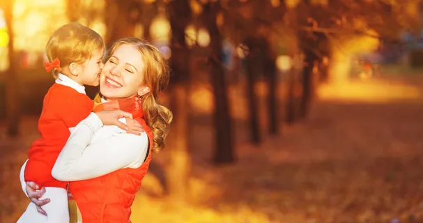 温馨幸福家庭草坪草地父子母子亲子关爱玩耍超大超高清图片