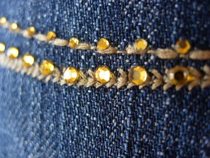 戴钻的牛仔布纹背景