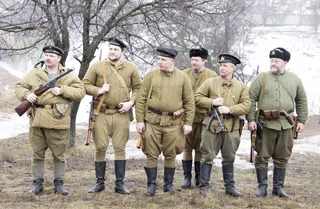 站在草地上的战士图片