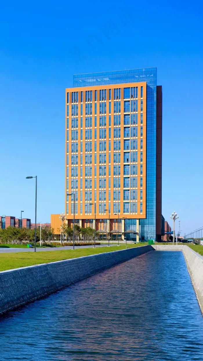 蓝天下的现代建筑高清摄影图片