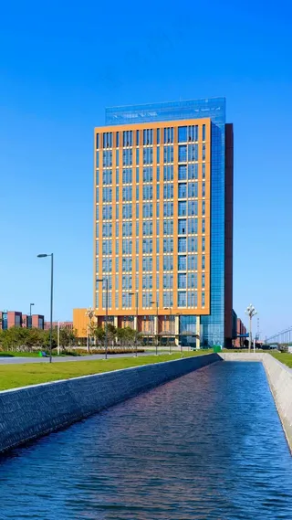 蓝天下的现代建筑高清摄影图片