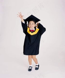 穿学士服的小女孩