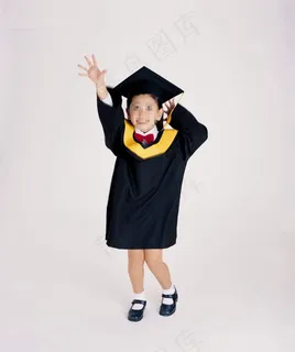 穿学士服的小女孩