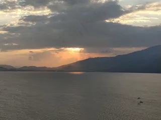 夕阳落在海面