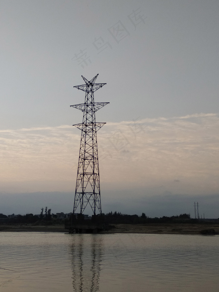 水面上的高压塔