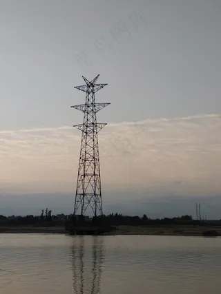 水面上的高压塔