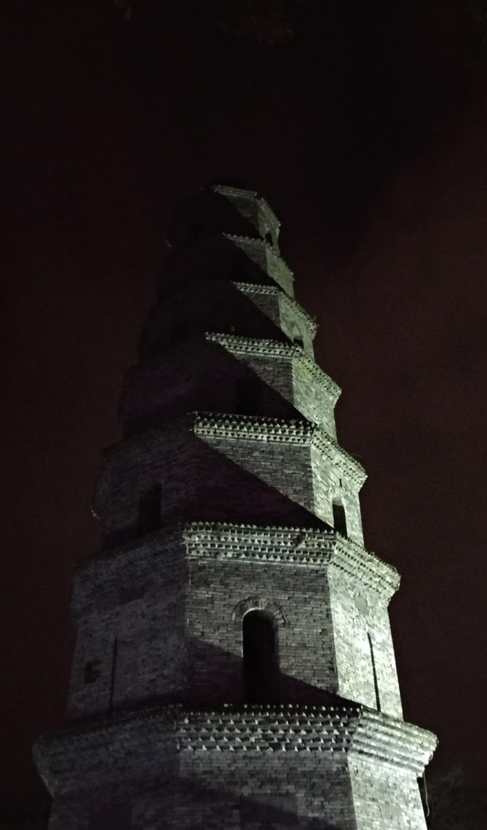 夜晚的见龙塔